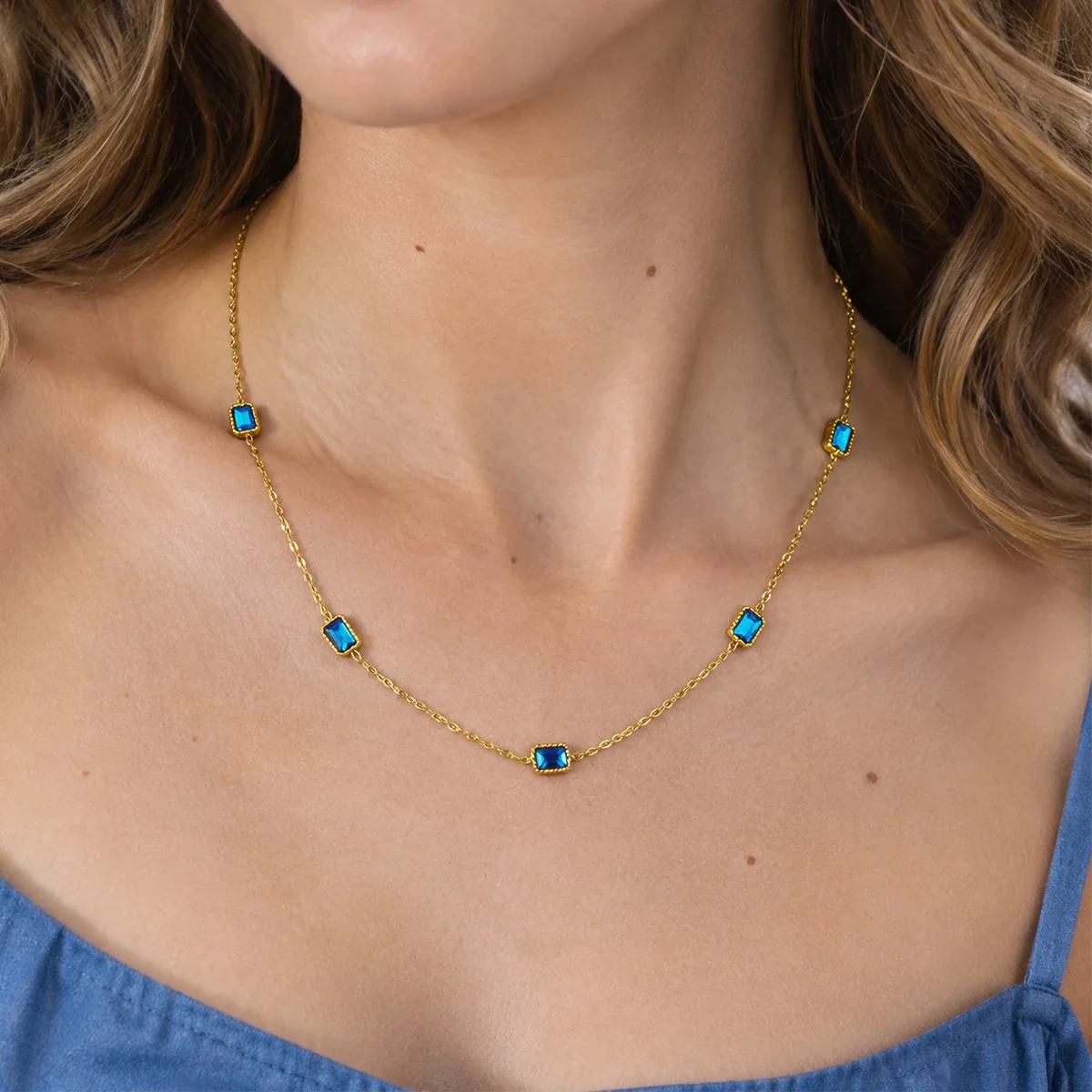 Ketting met vijf blauwe baguettekristallen in 18K verguld staal productfoto