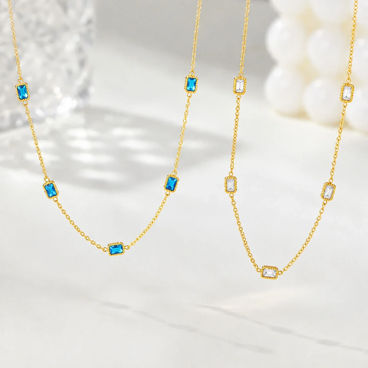 Ketting met vijf blauwe baguettekristallen in 18K verguld staal productfoto