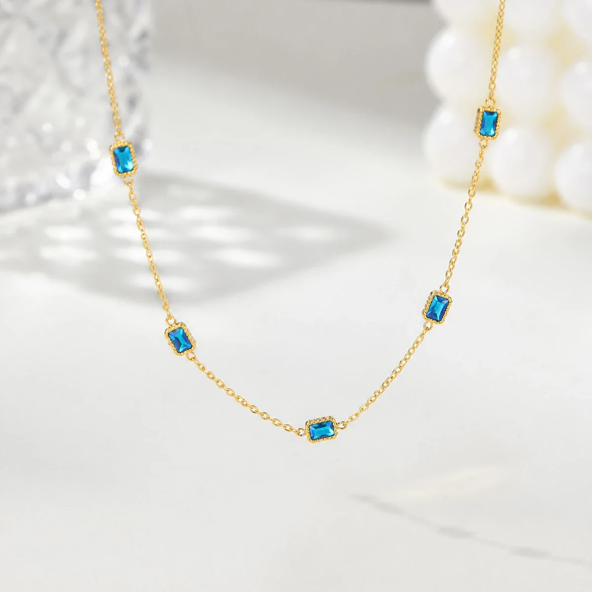 Ketting met vijf blauwe baguettekristallen in 18K verguld staal productfoto