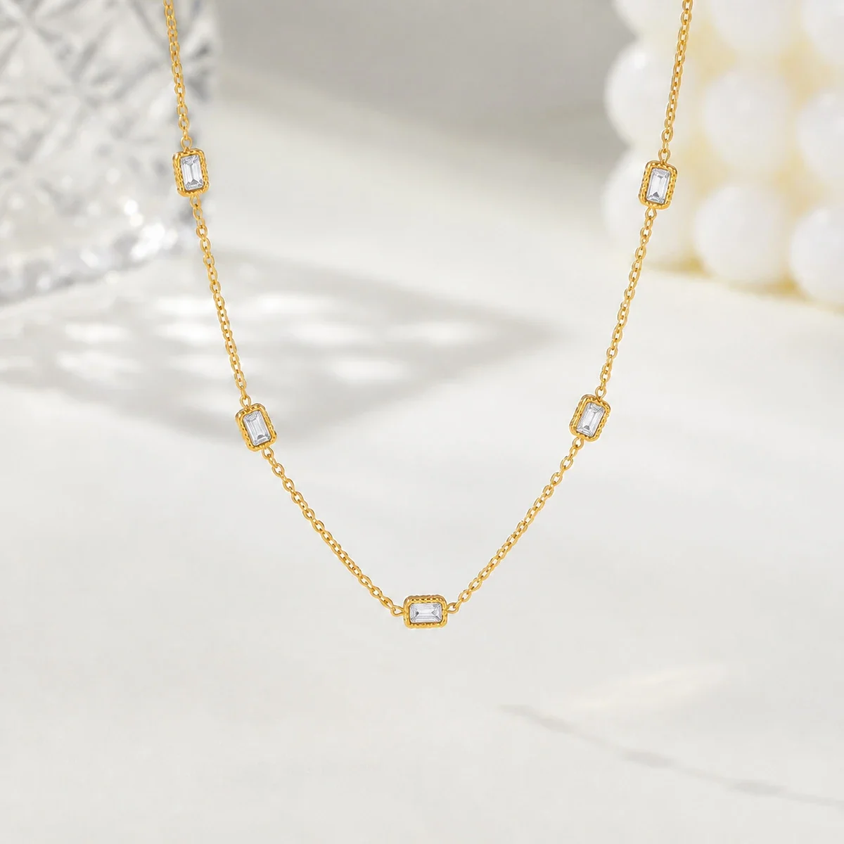 Ketting met vijf blauwe baguettekristallen in 18K verguld staal productfoto