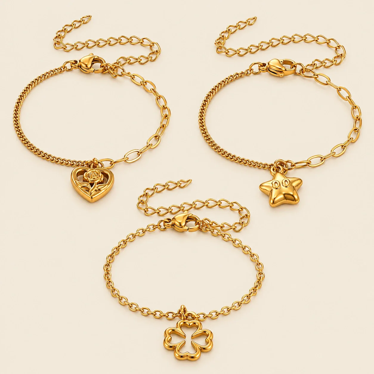 Foto del producto: Pulsera con charm de cadena barbada mixta y motivos chapados en oro