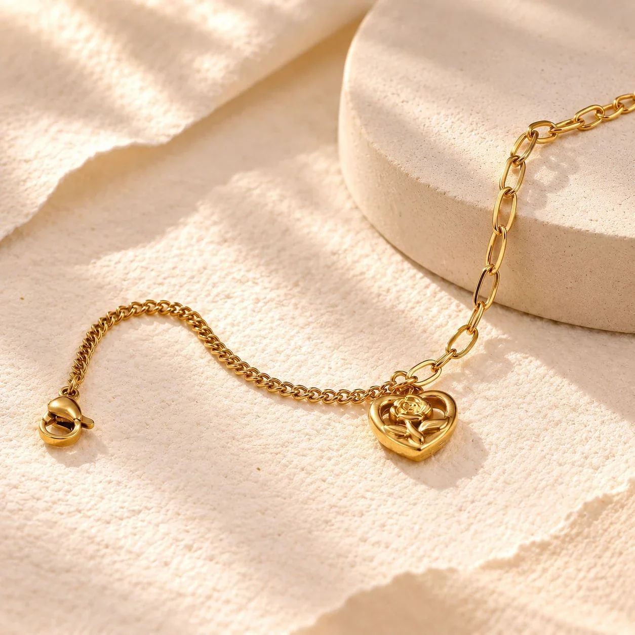 Foto del producto: Pulsera con charm de cadena barbada mixta y motivos chapados en oro
