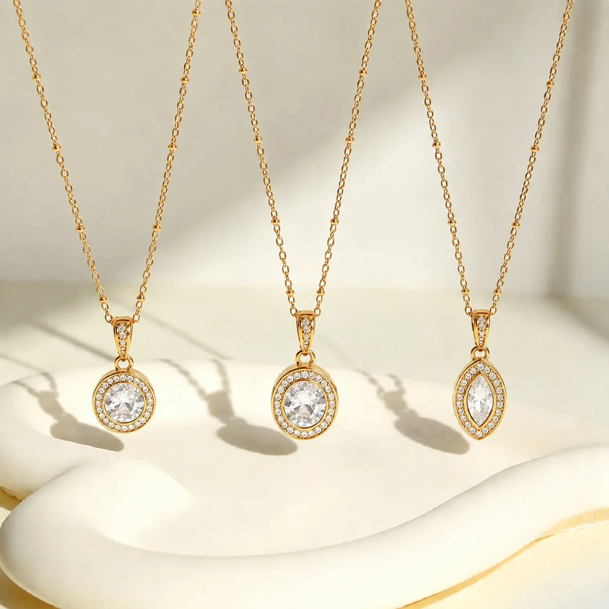Ronde kristallen halohangerketting, 18K verguld productfoto