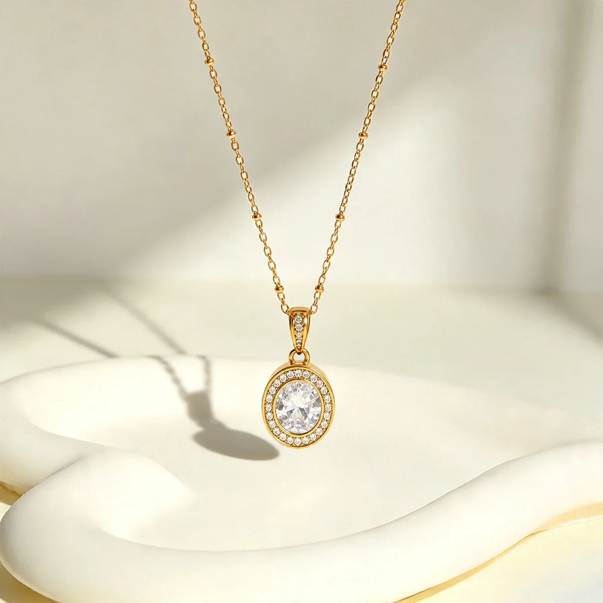 Ronde kristallen halohangerketting, 18K verguld productfoto