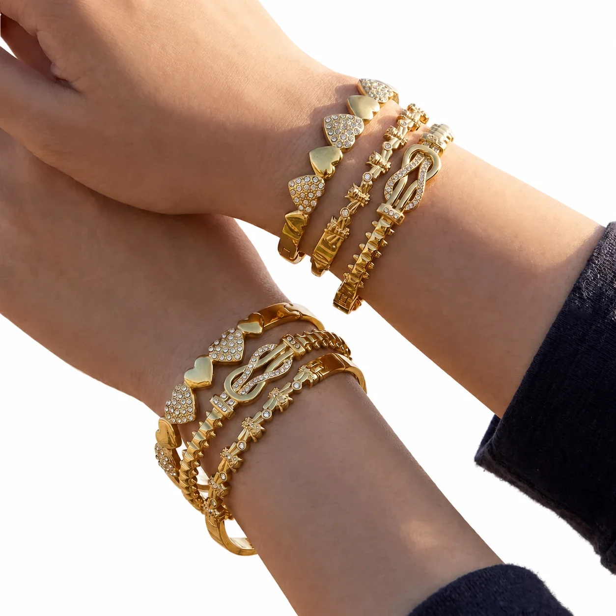 Radiant 18K Gold-Plated Crystal Heart Hinged Bangle