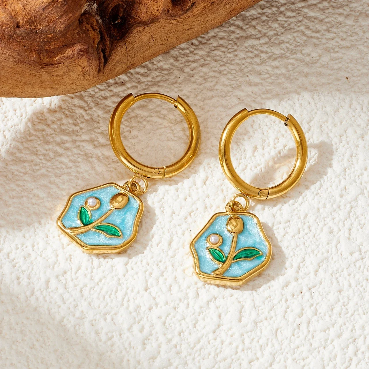 Photo produit : Créoles avec pendants tulipe émaillés, acier inoxydable doré à l’or