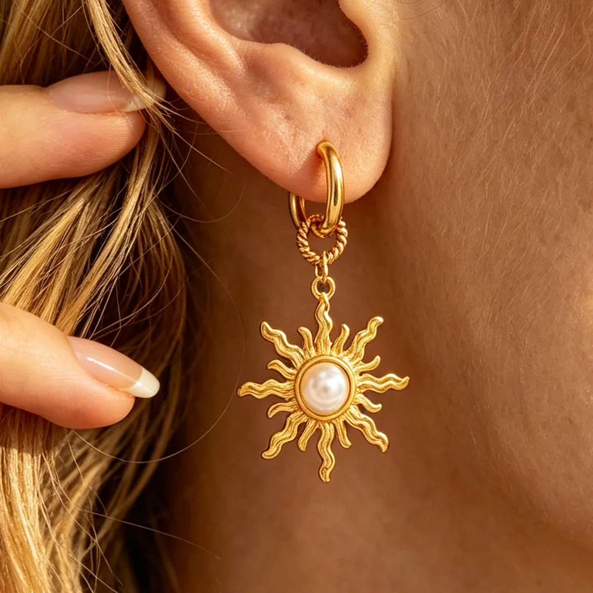 Photo produit : Boucles d’oreilles pendantes soleil rayonnant, perle et maillon torsadé en acier inoxydable PVD or 18K