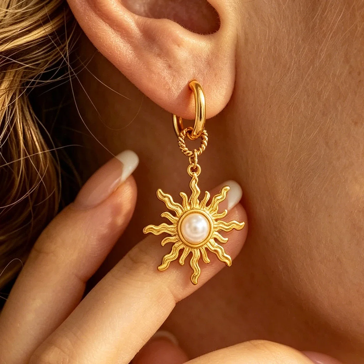 Photo produit : Boucles d’oreilles pendantes soleil rayonnant, perle et maillon torsadé en acier inoxydable PVD or 18K