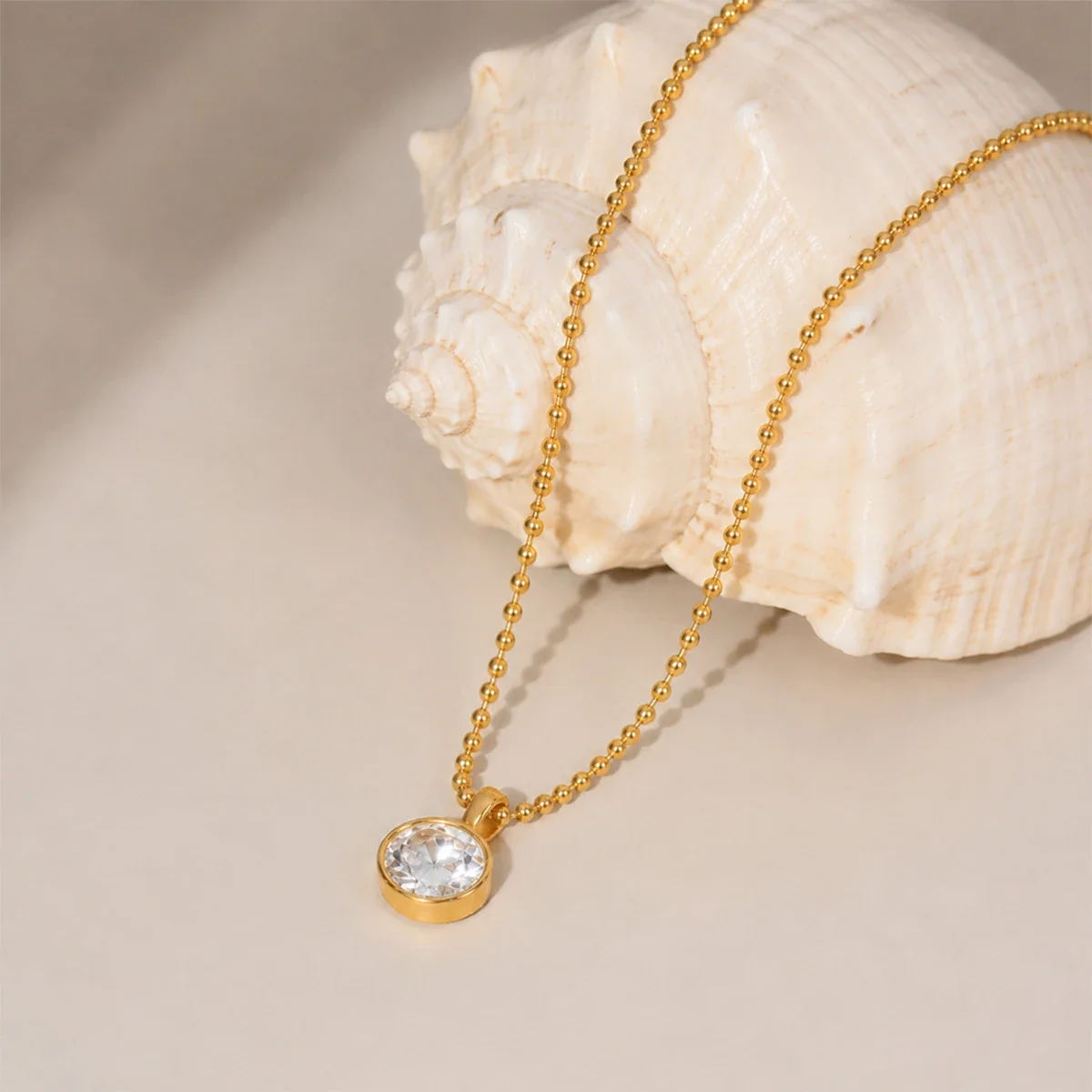 Halsketting met hanger, kralenketting en ronde CZ, verguld met 18K goud productfoto