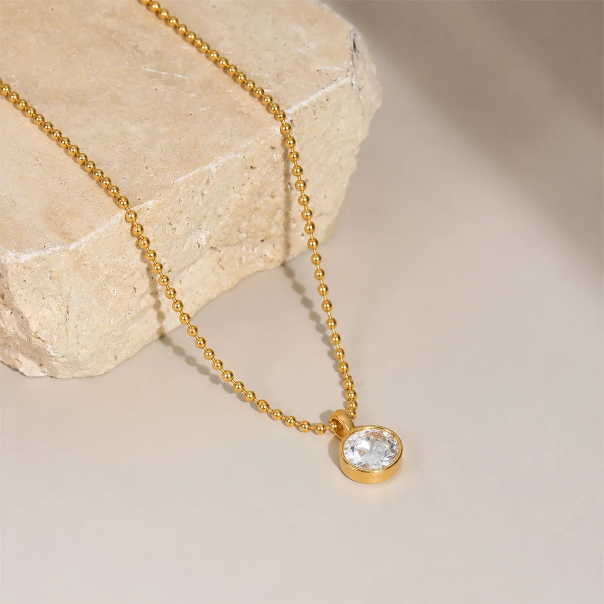 Halsketting met hanger, kralenketting en ronde CZ, verguld met 18K goud productfoto