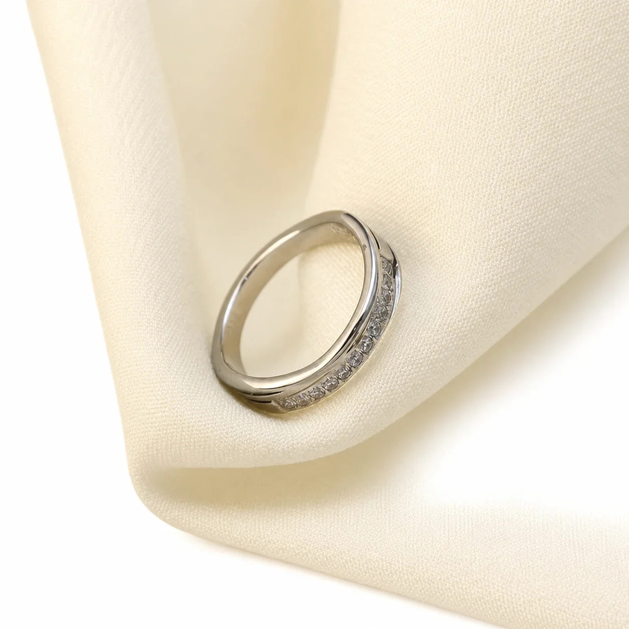 Produktfoto: Twist-Rillen 316 Edelstahlring mit Kristallen