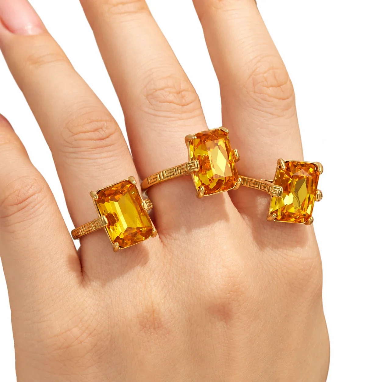 Produktfoto: Ring mit gelbem Glasstein im Smaragdschliff, griechischem Mäander, Edelstahl 316