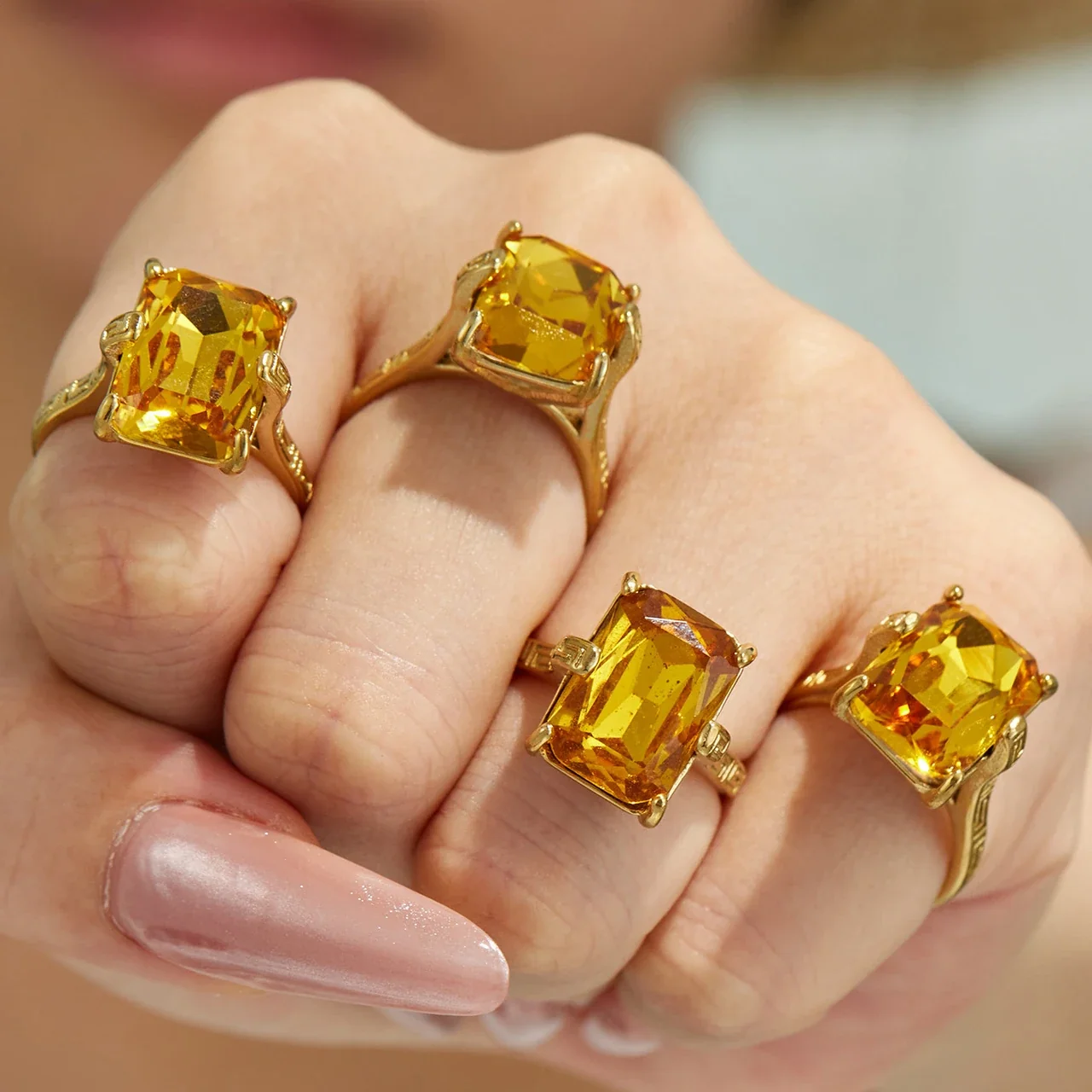 Produktfoto: Ring mit gelbem Glasstein im Smaragdschliff, griechischem Mäander, Edelstahl 316