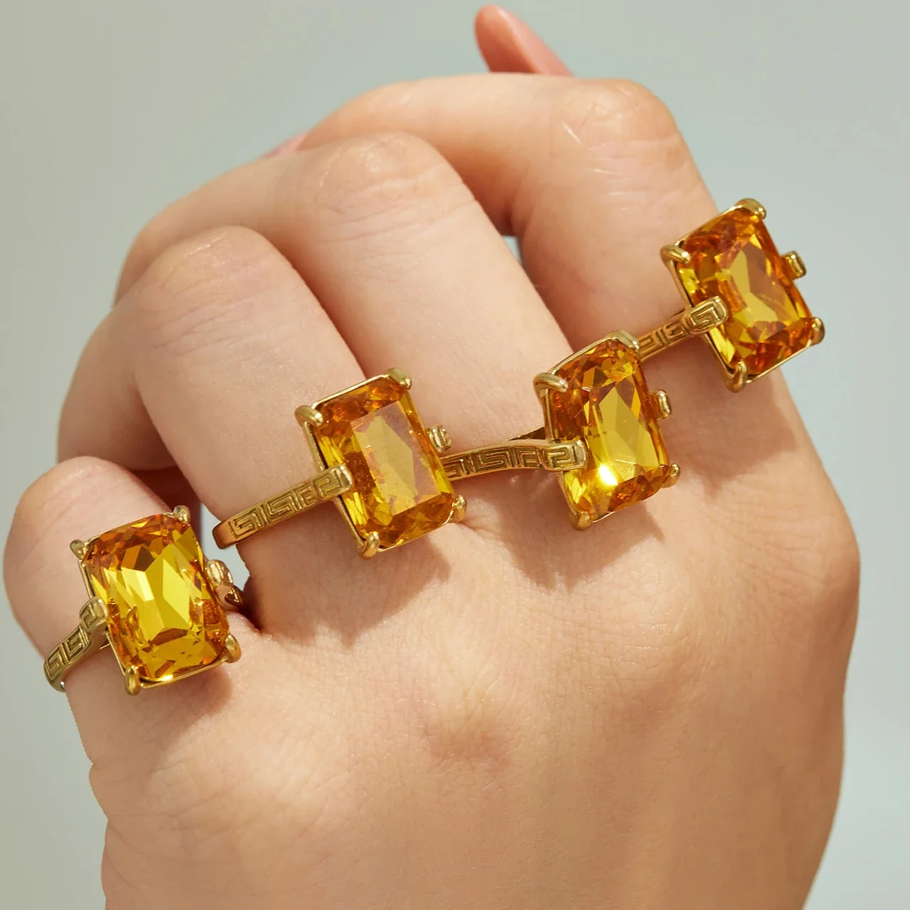 Produktfoto: Ring mit gelbem Glasstein im Smaragdschliff, griechischem Mäander, Edelstahl 316