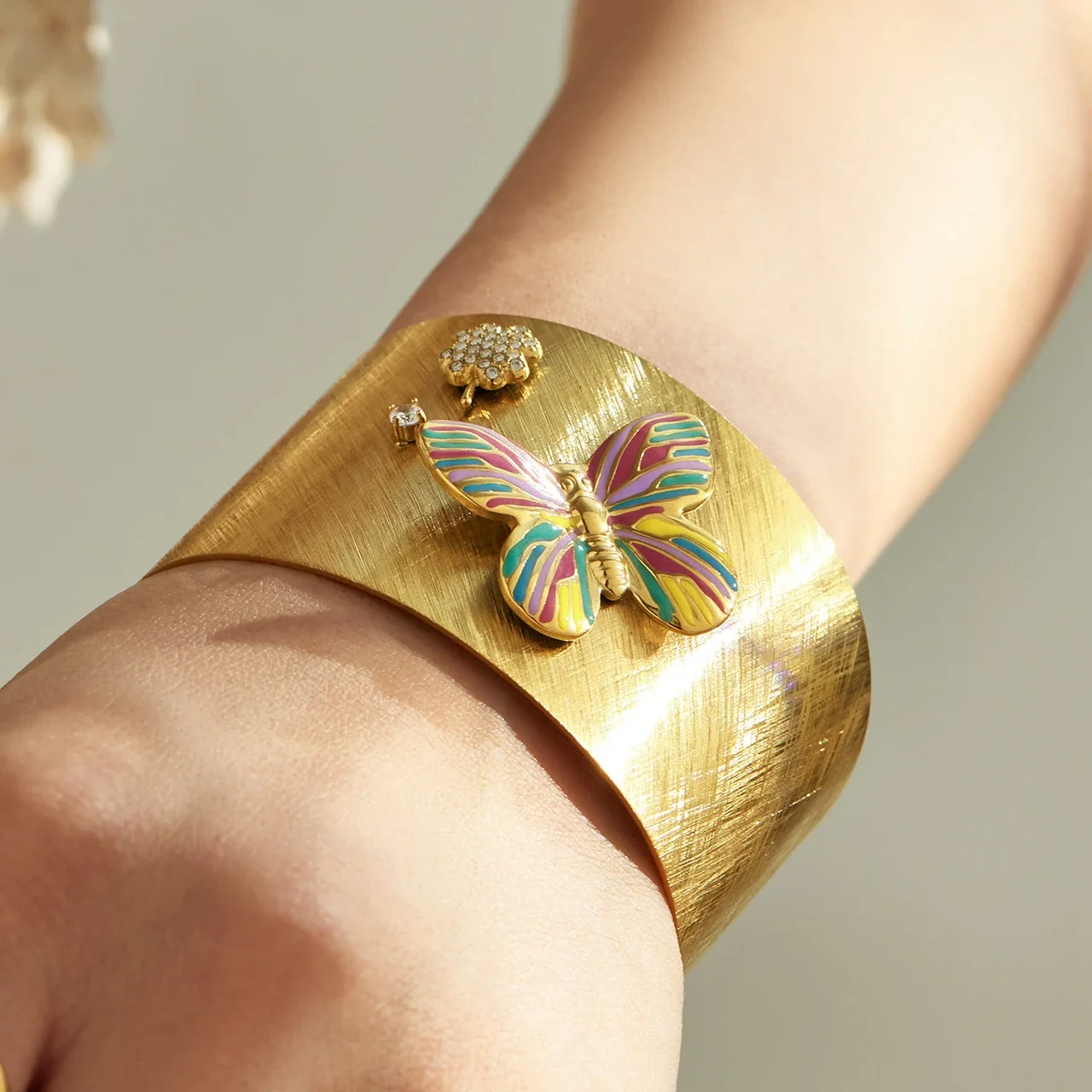 Photo produit : Jonc papillon émaillé, acier inoxydable 316 plaqué or 18K