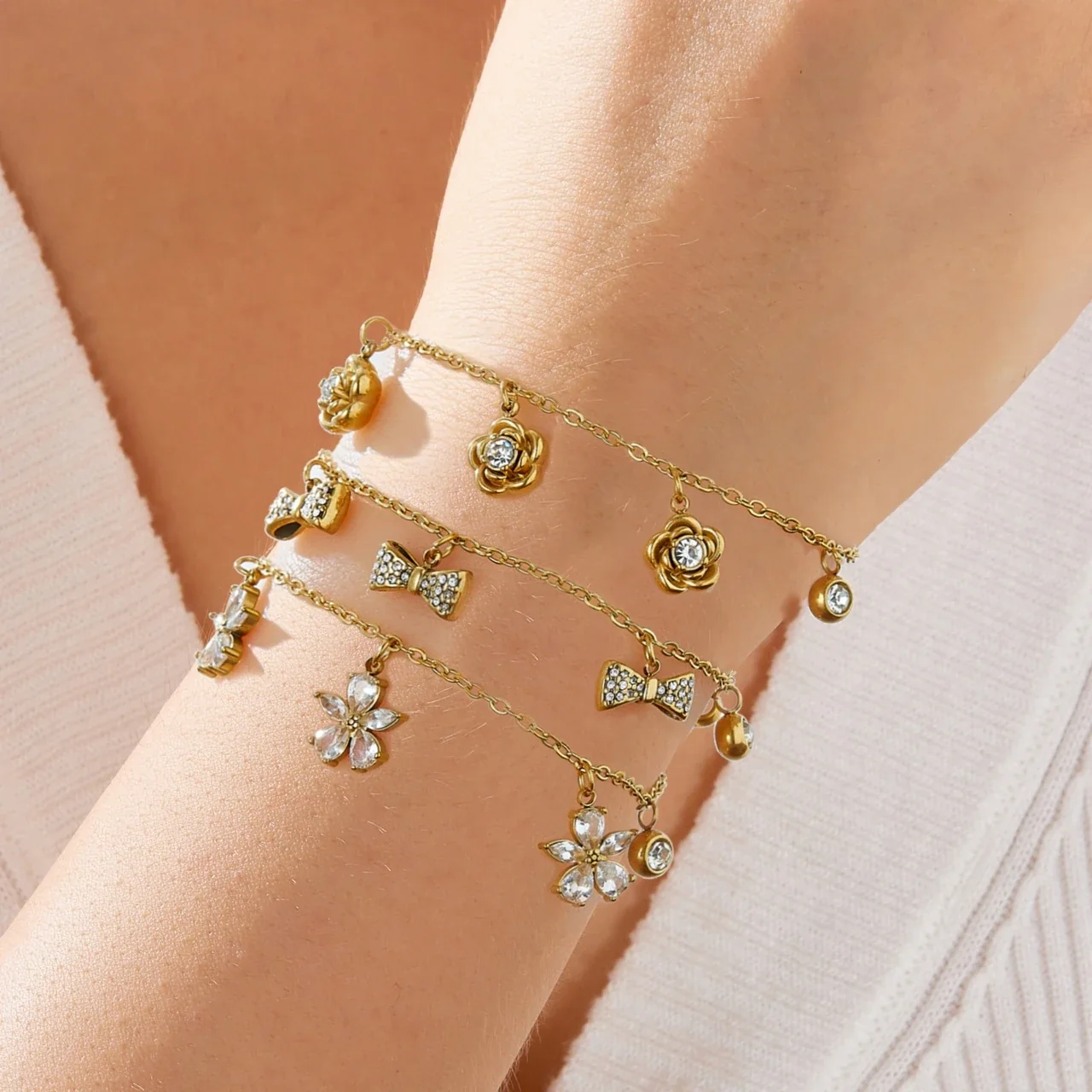 Rozenbedelarmband met CZ-druppels in kastzetting, verguld staal productfoto