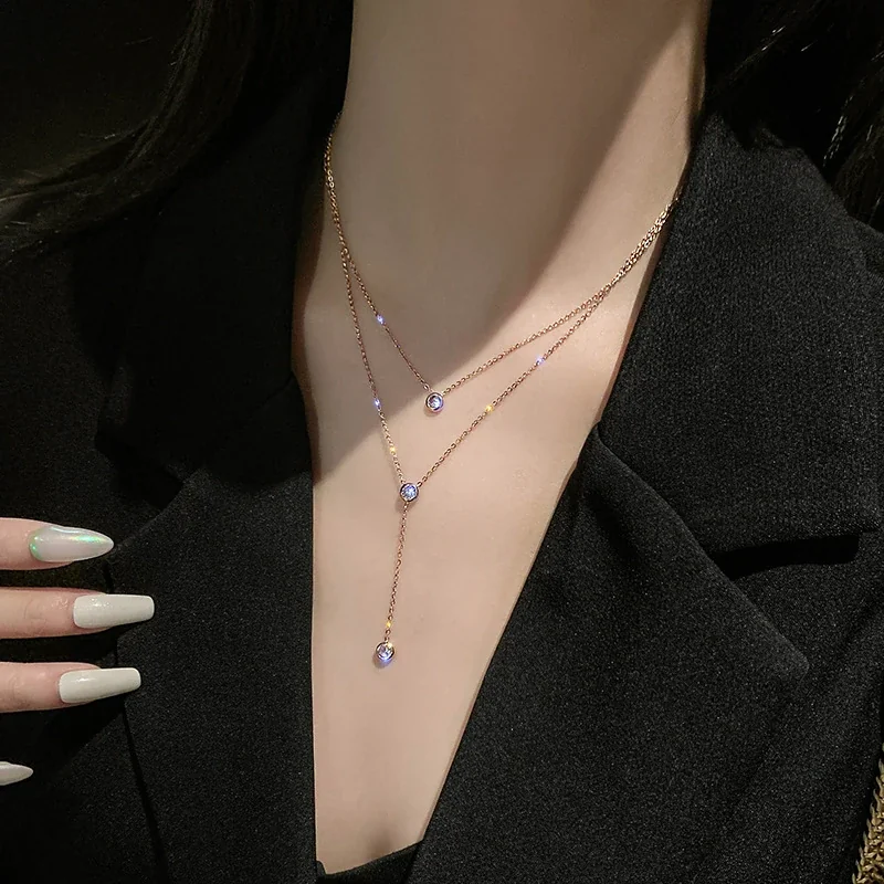 Gelaagde ketting met drie kristallen in kastzetting van roestvrij staal productfoto