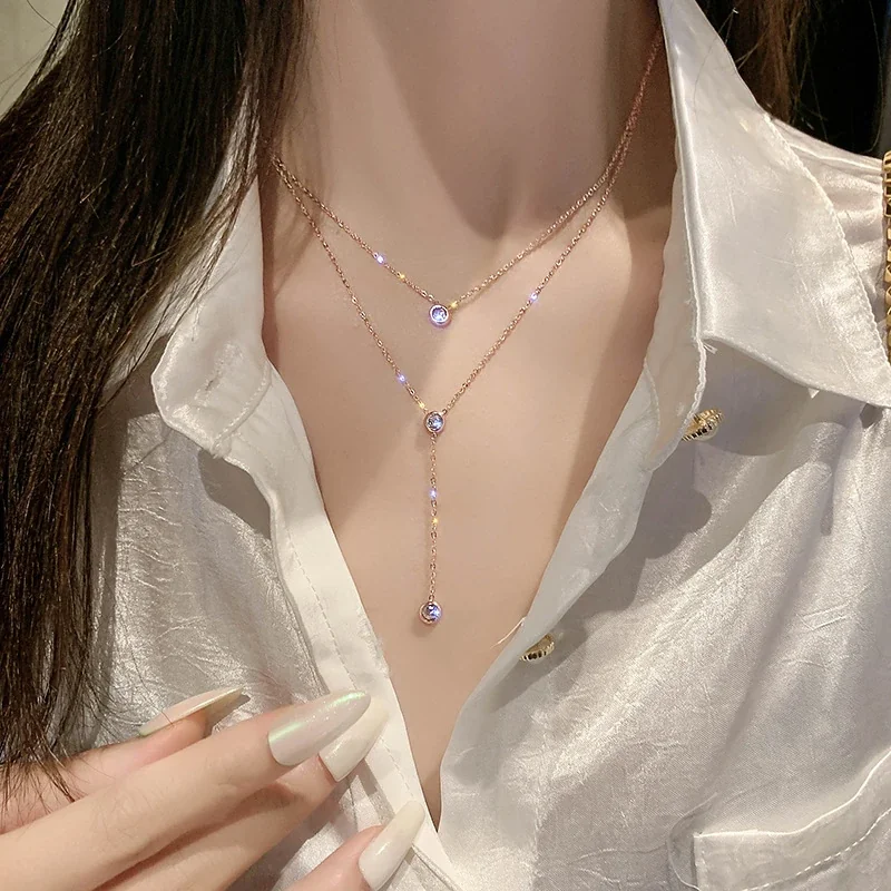 Gelaagde ketting met drie kristallen in kastzetting van roestvrij staal productfoto