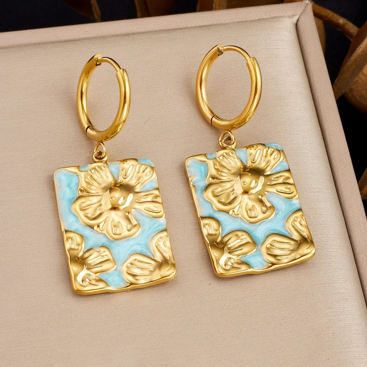 Oorhangers met Blauwe Bloemenplaquettes, Verguld Roestvrij Staal productfoto