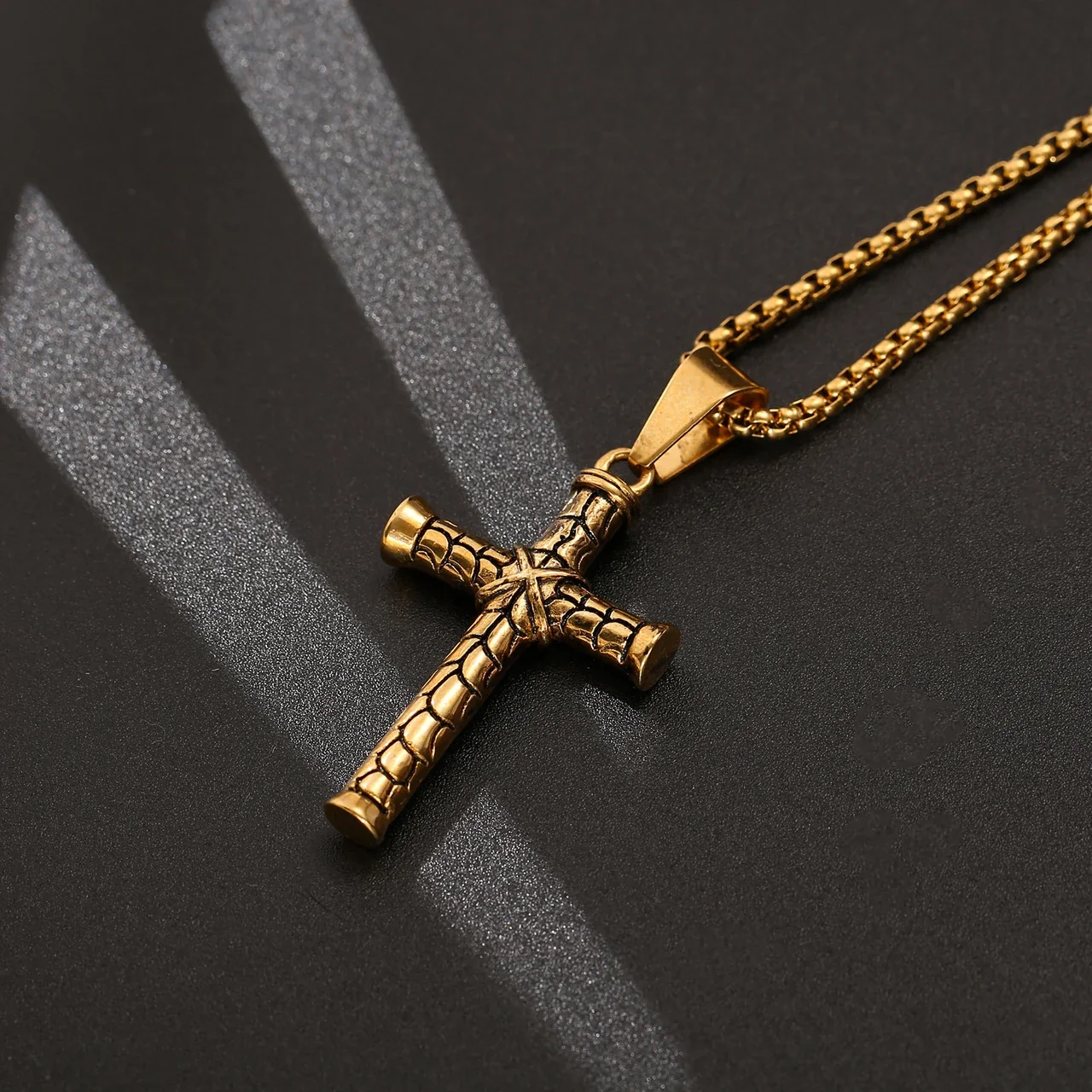 Foto del producto: Collar de Cruz con Textura de Corteza y Cadena Veneciana, Acero Inoxidable