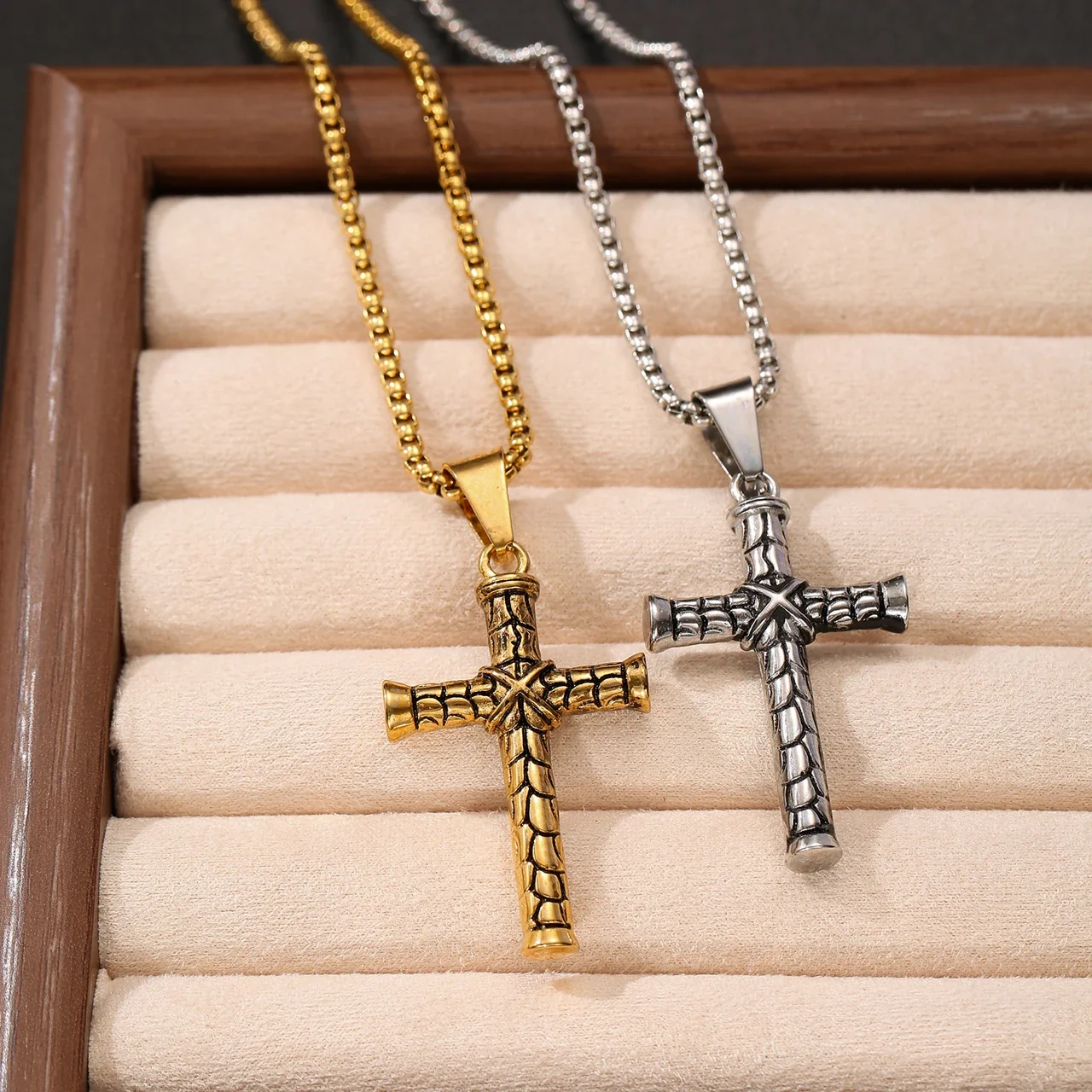 Foto del producto: Collar de Cruz con Textura de Corteza y Cadena Veneciana, Acero Inoxidable