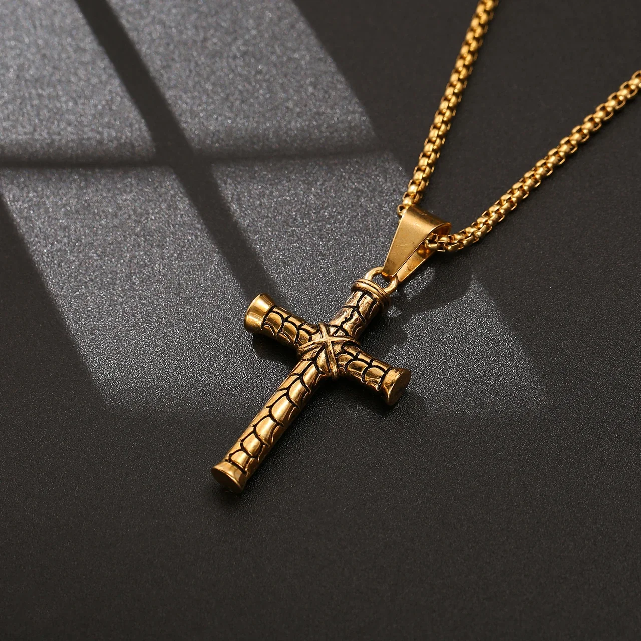 Foto del producto: Collar de Cruz con Textura de Corteza y Cadena Veneciana, Acero Inoxidable