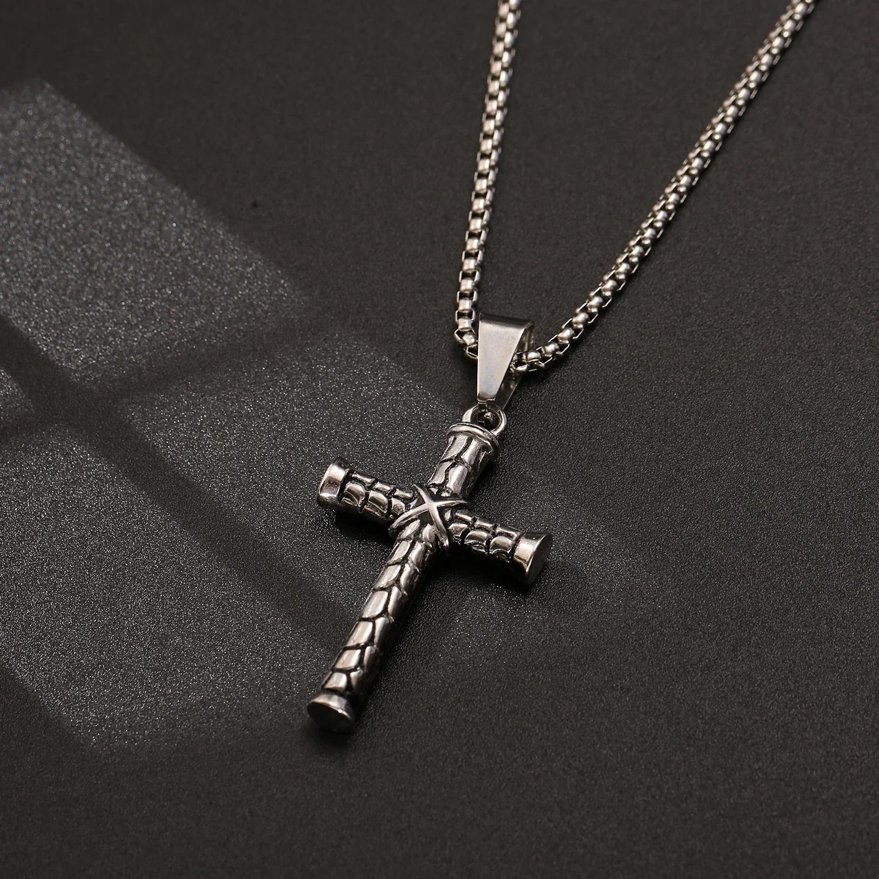 Foto del producto: Collar de Cruz con Textura de Corteza y Cadena Veneciana, Acero Inoxidable