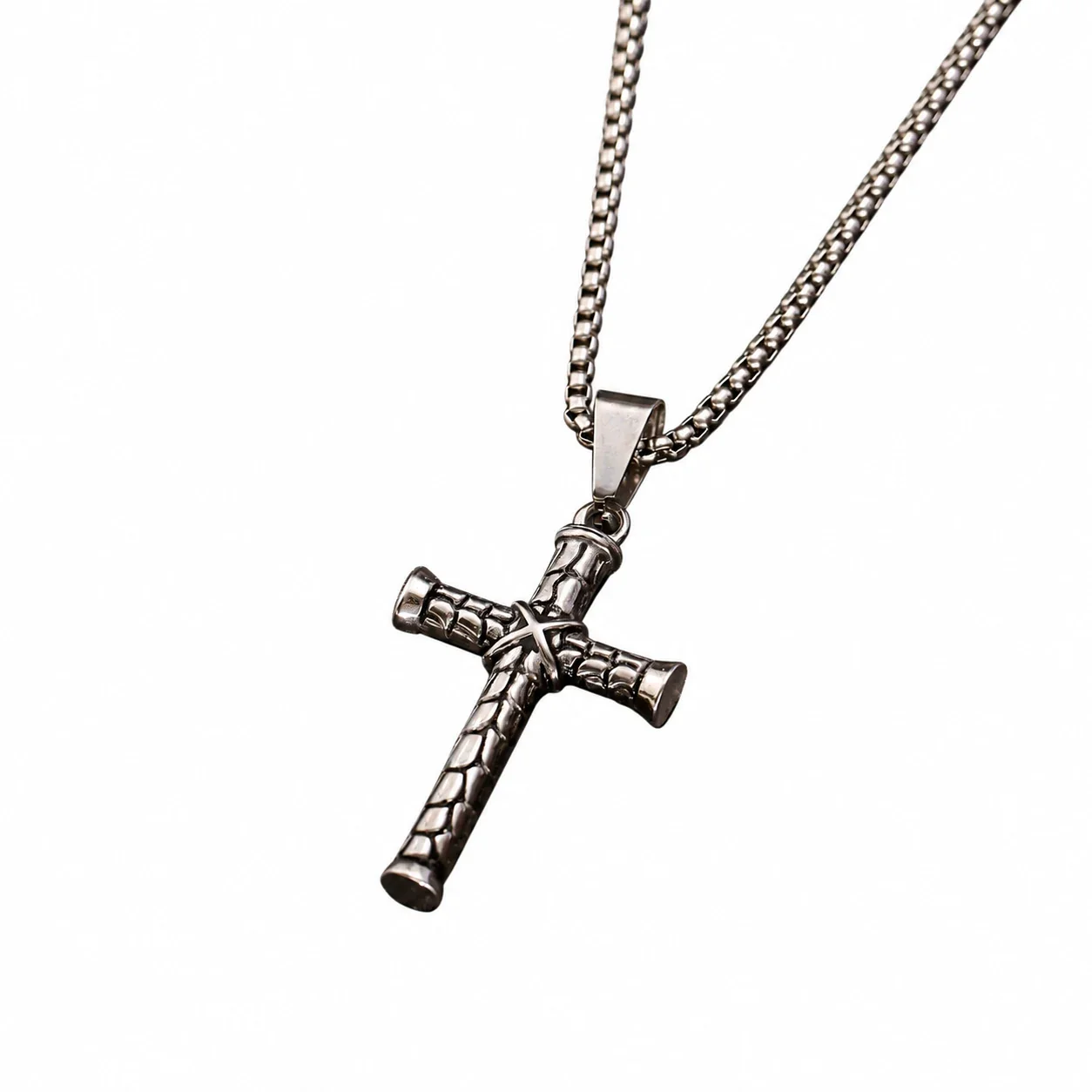 Foto del producto: Collar de Cruz con Textura de Corteza y Cadena Veneciana, Acero Inoxidable