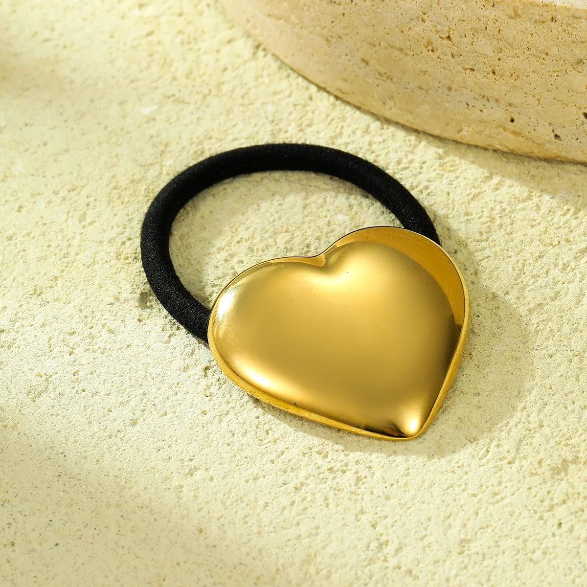 Photo produit : Élastique à cheveux avec cœur bombé en acier inoxydable plaqué or 18K