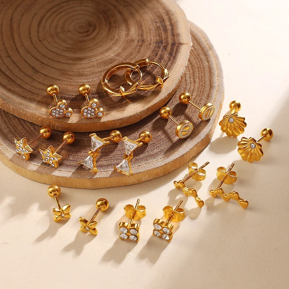 Foto del producto: Pendientes de botón con motivos de estrella, concha y lazo, acero chapado en oro