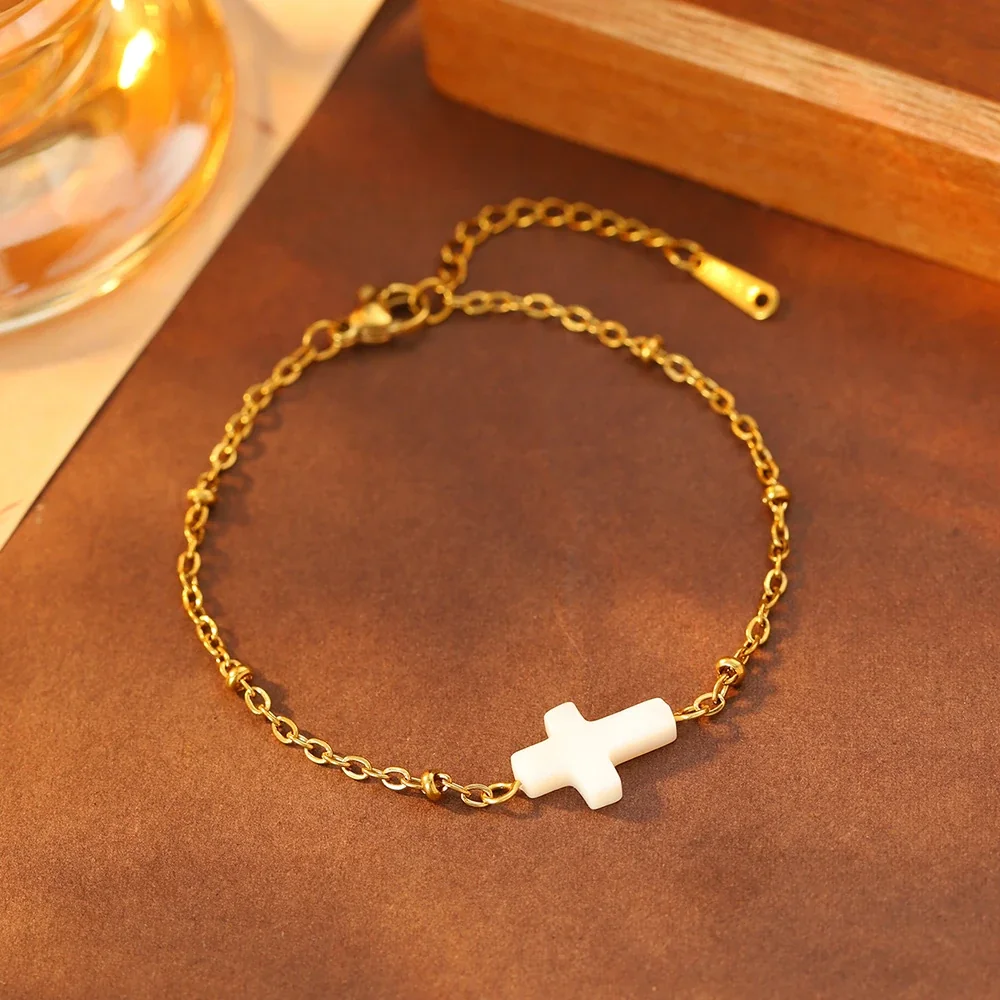 Produktfoto: Kreuz-Armband aus Naturmuschel mit Perlenakzenten, 316 Edelstahl Gold PVD