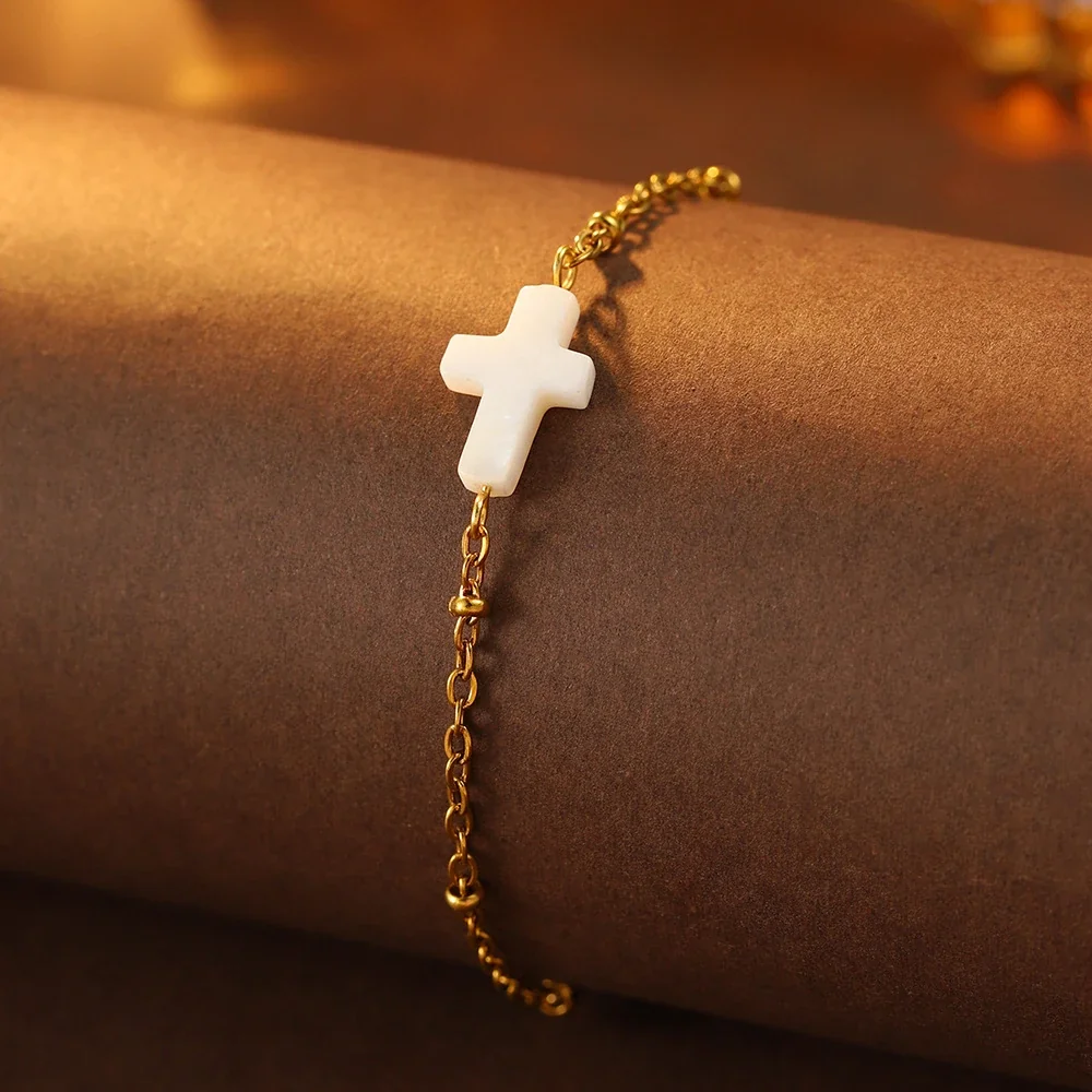Produktfoto: Kreuz-Armband aus Naturmuschel mit Perlenakzenten, 316 Edelstahl Gold PVD