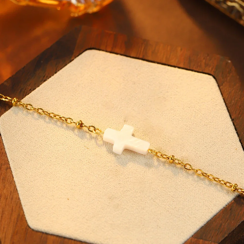 Produktfoto: Kreuz-Armband aus Naturmuschel mit Perlenakzenten, 316 Edelstahl Gold PVD