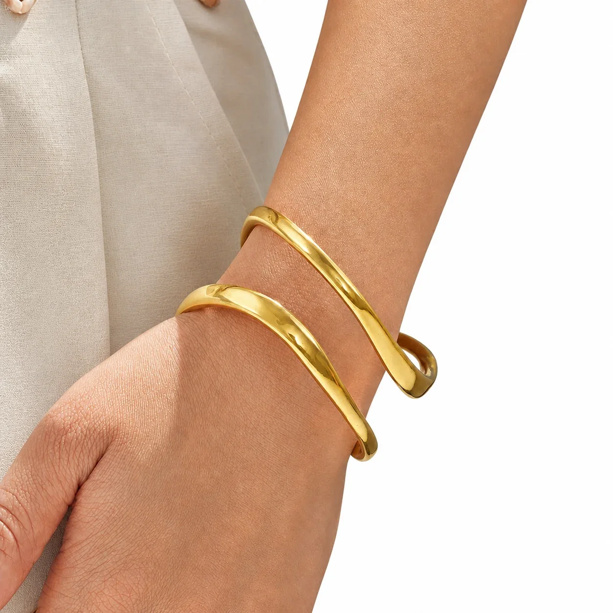 Photo produit : Jonc ouvert double ligne Fluid en acier inoxydable 316, plaqué or 18K - PVD