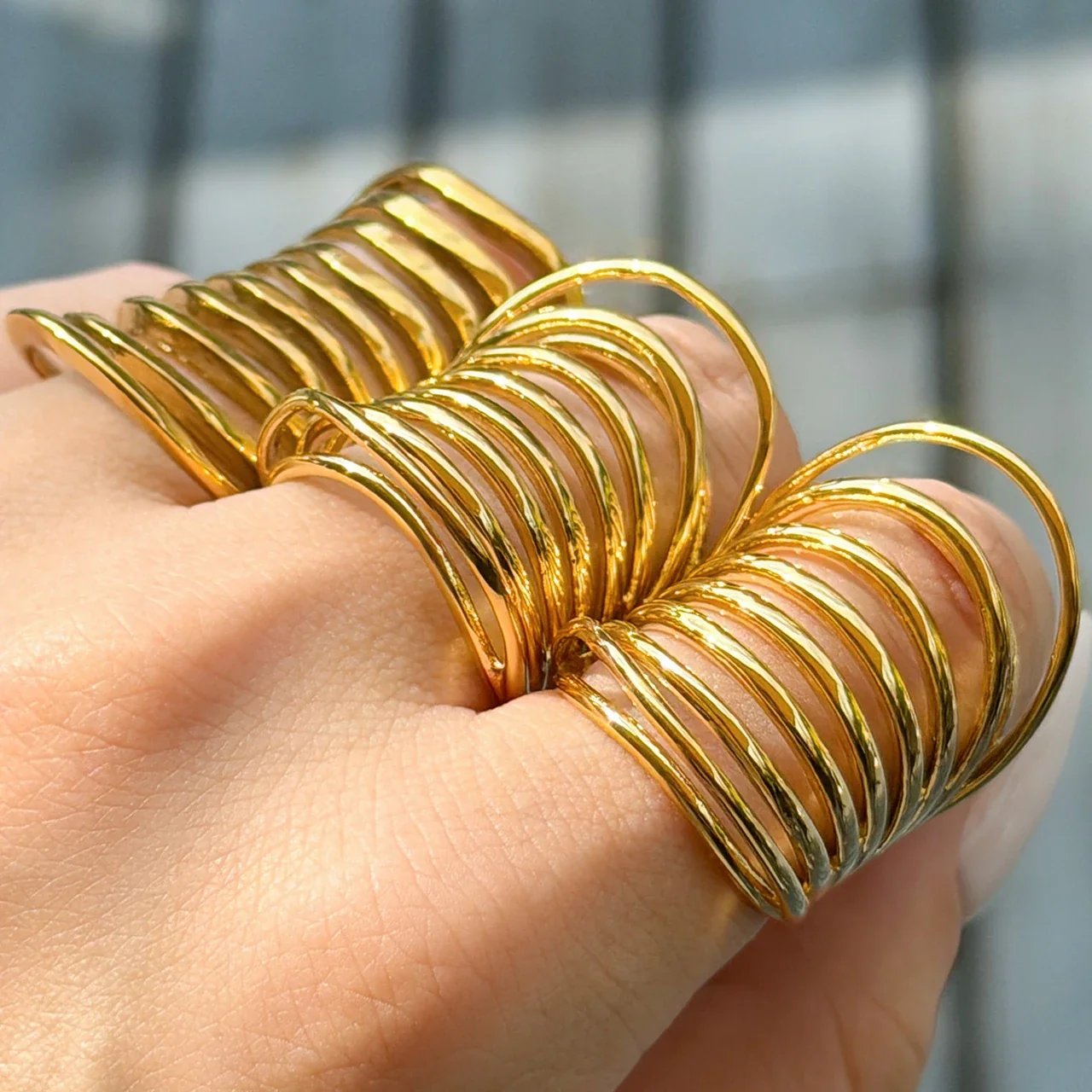 Produktfoto: Coil-Cage-Ring, geschichtete offene Bänder, 18K vergoldeter Edelstahl