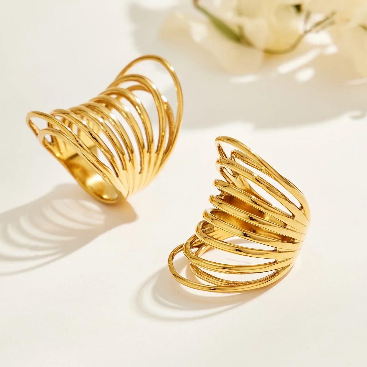 Produktfoto: Coil-Cage-Ring, geschichtete offene Bänder, 18K vergoldeter Edelstahl