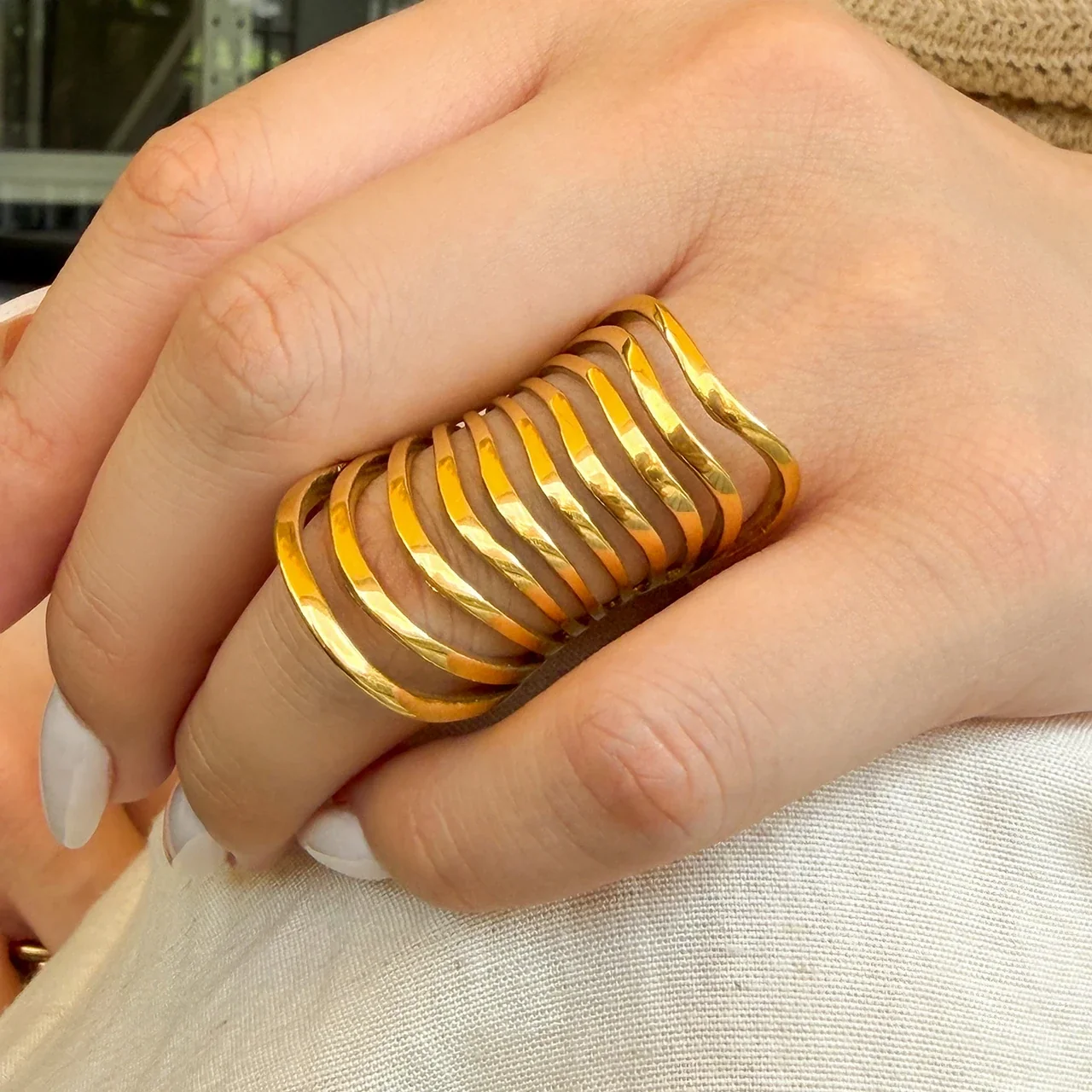 Produktfoto: Coil-Cage-Ring, geschichtete offene Bänder, 18K vergoldeter Edelstahl