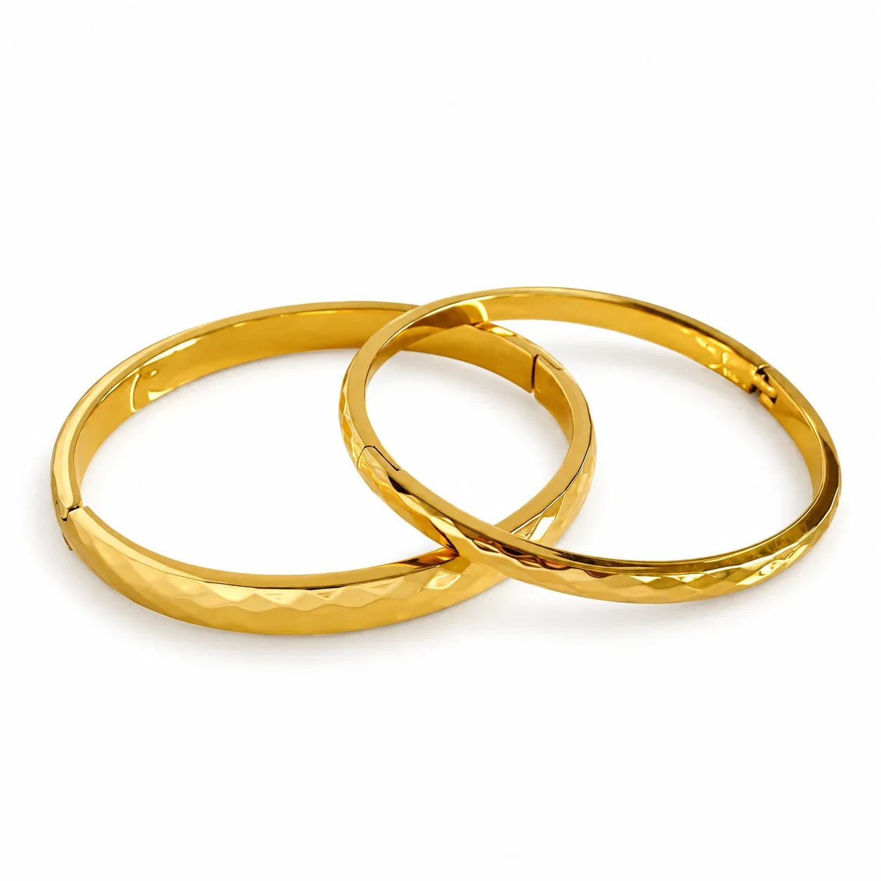 Foto del producto: Brazalete rígido facetado de acero inoxidable chapado en oro de 18K