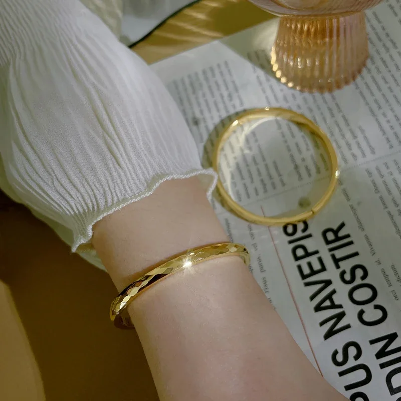 Foto del producto: Brazalete rígido facetado de acero inoxidable chapado en oro de 18K