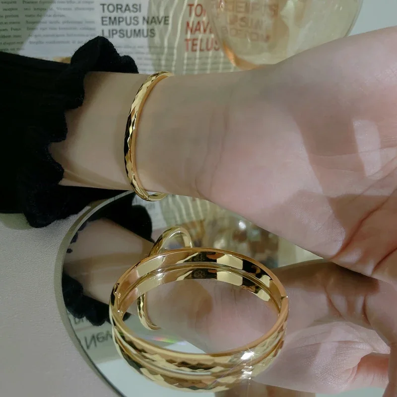 Foto del producto: Brazalete rígido facetado de acero inoxidable chapado en oro de 18K