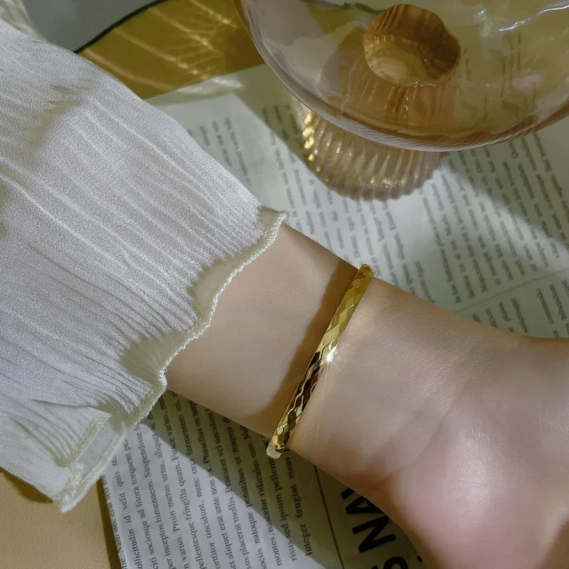 Foto del producto: Brazalete rígido facetado de acero inoxidable chapado en oro de 18K