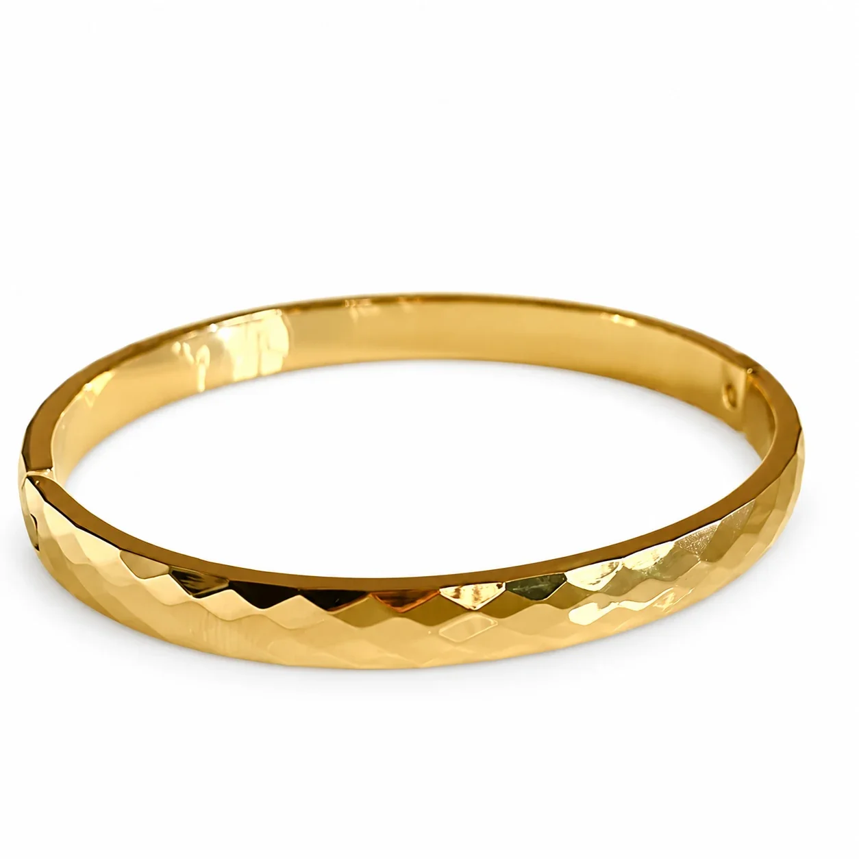 Foto del producto: Brazalete rígido facetado de acero inoxidable chapado en oro de 18K