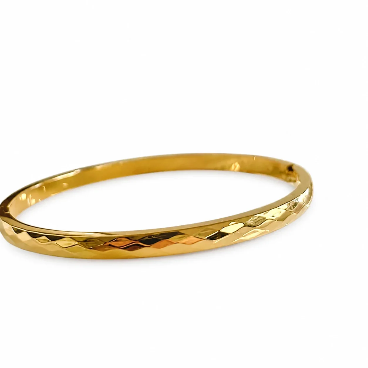 Foto del producto: Brazalete rígido facetado de acero inoxidable chapado en oro de 18K