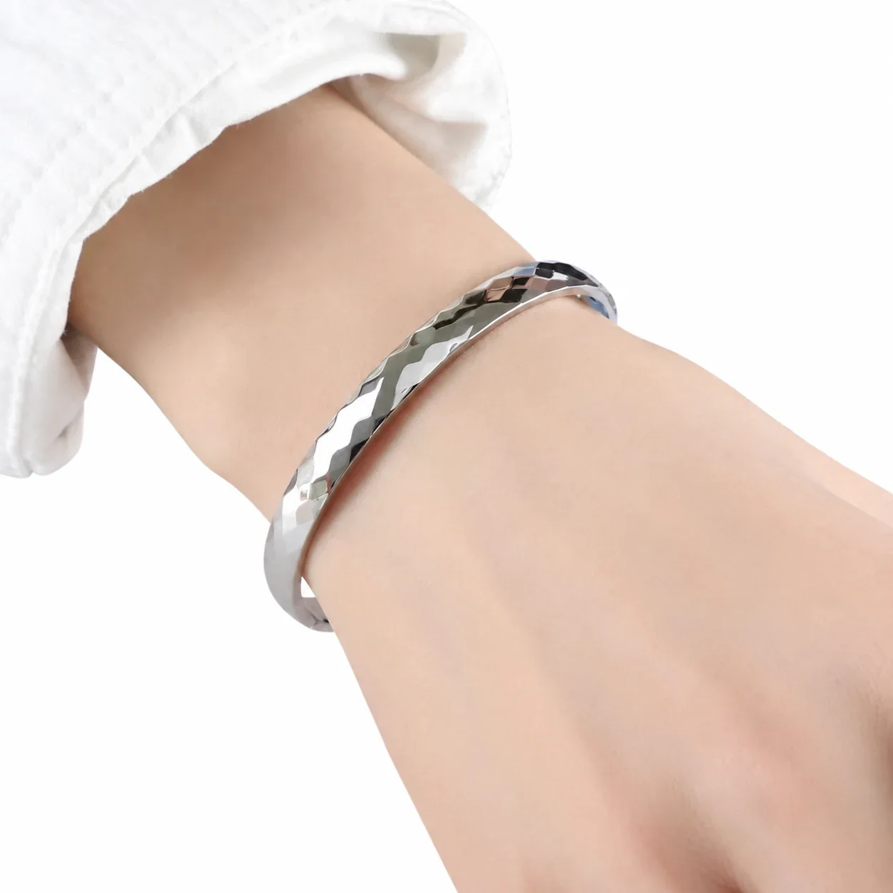 Foto del producto: Brazalete rígido facetado de acero inoxidable chapado en oro de 18K