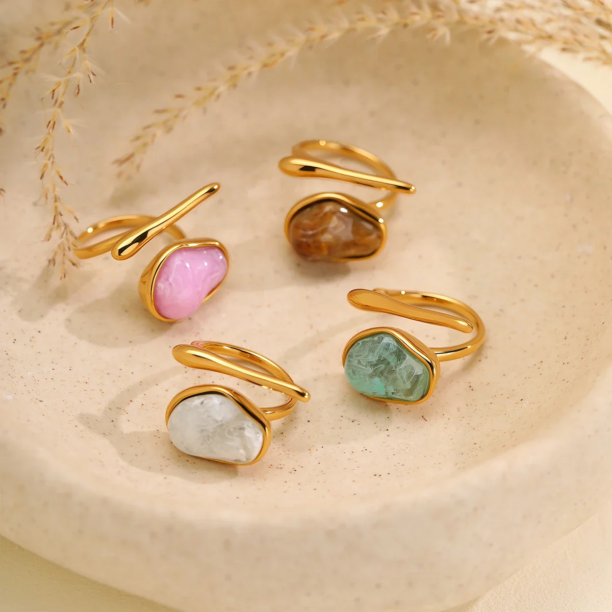 Open ring met gemarmerde harscabochon in goudverguld staal productfoto