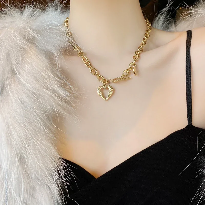 Foto prodotto: Textured Heart Chain Necklace with T-Bar, Gold-Plated Stainless Steel