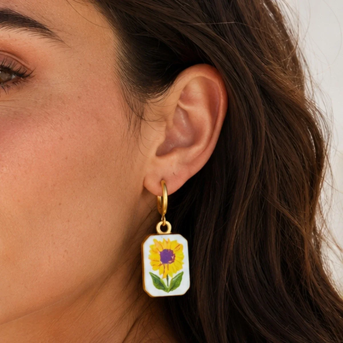 Hangoorbellen met zonnebloemplaatjes, verguld roestvrij staal productfoto