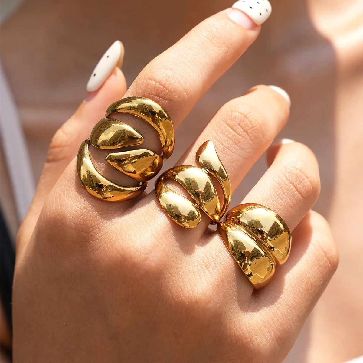 Verstelbare ring met brede open schakels van roestvrij staal met gouden PVD productfoto