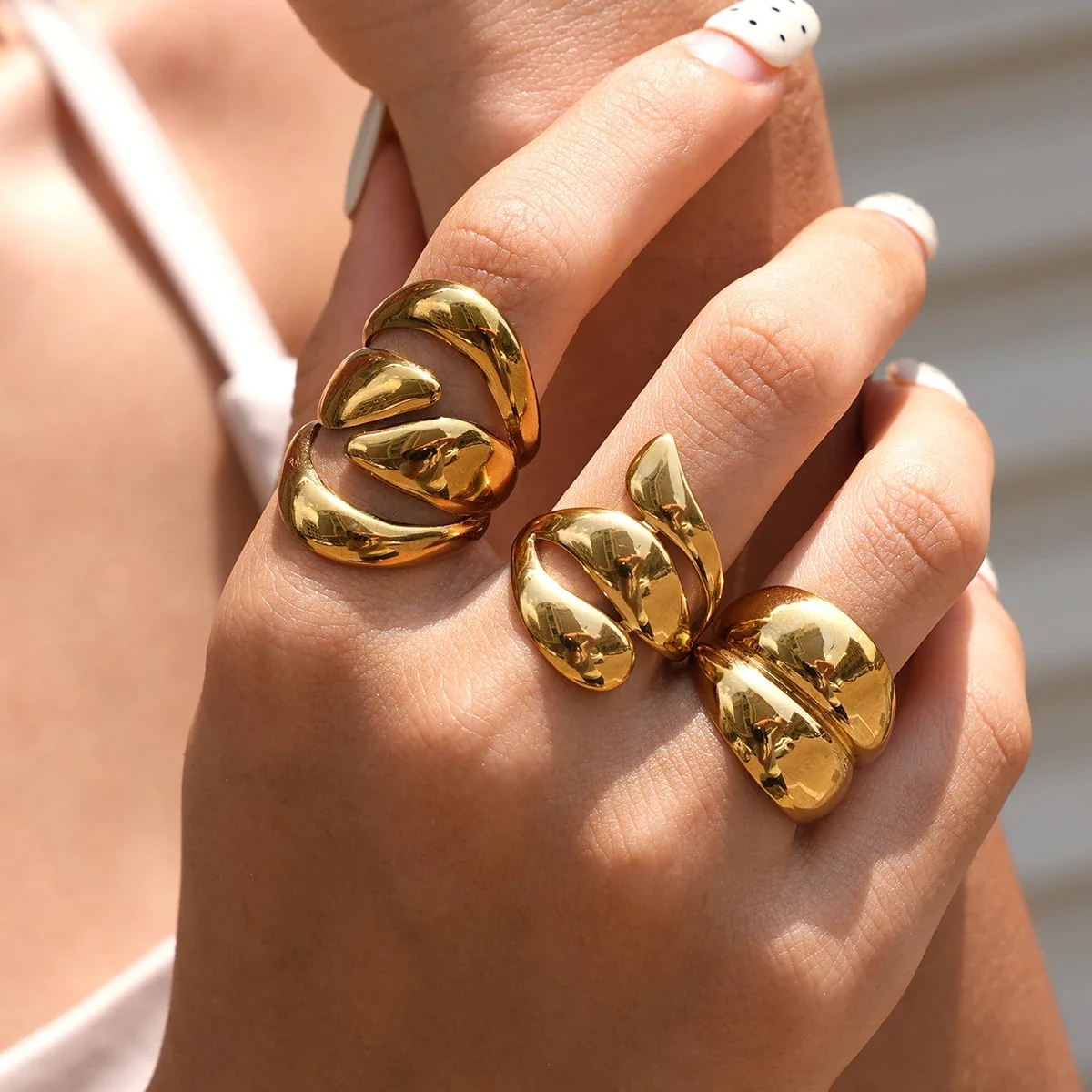 Verstelbare ring met brede open schakels van roestvrij staal met gouden PVD productfoto