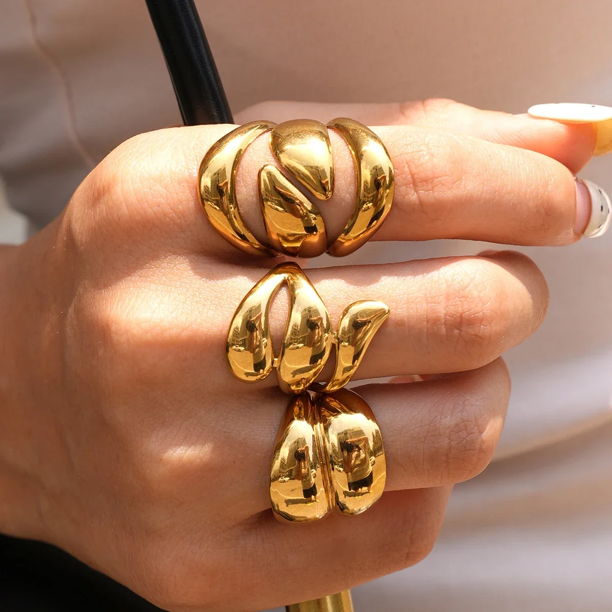 Verstelbare ring met brede open schakels van roestvrij staal met gouden PVD productfoto